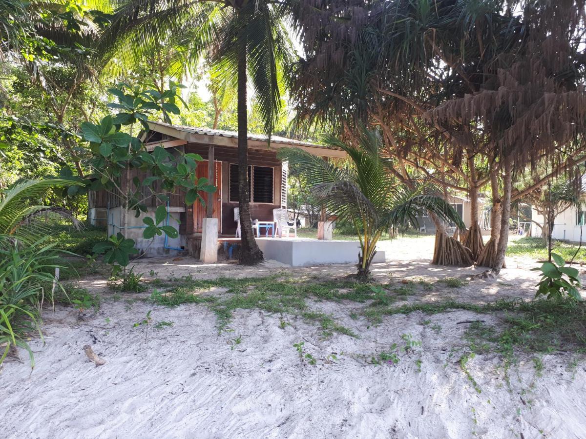 Phayam Friends Hotel Koh Phayam Luaran gambar